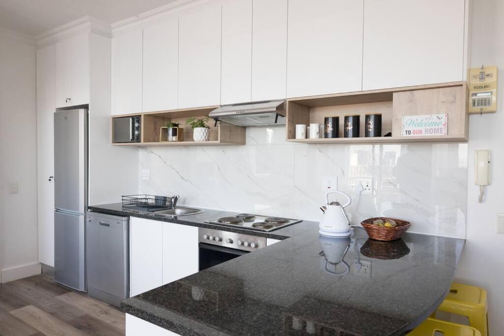 Modern, Trendy And Comfortable 2 Bedroom Apartment In Cape Town Bagian luar foto